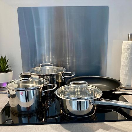 Living At Saarpartments -Adultsonly- 2 Bedrooms, Kitchen - Business & Holiday Apartments For Long- And Short Term Stay, 3 Min To Train Station, Secure E-Bike Parking! Saarbrücken Buitenkant foto